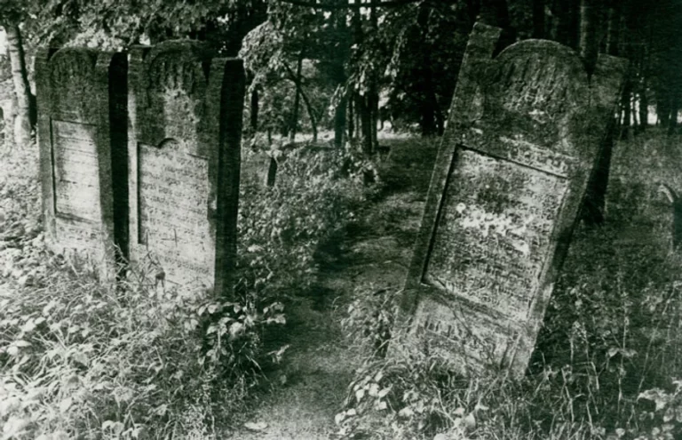 Schwarzweiß-Fotografie jüdische Grabsteine in Ostpolen
